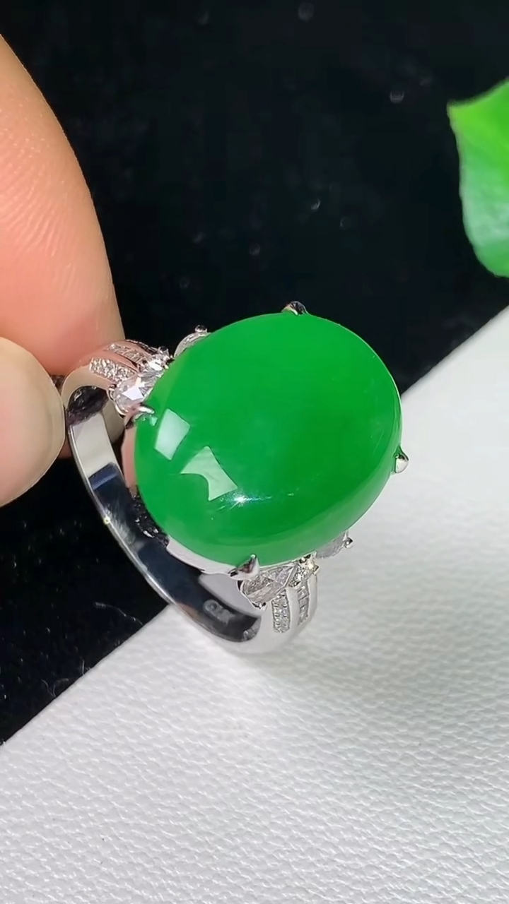 天然A货翡翠蛋面戒指，尺寸17-14.8-11.8，重量:4.89g2026年8月12日
工厂直销收