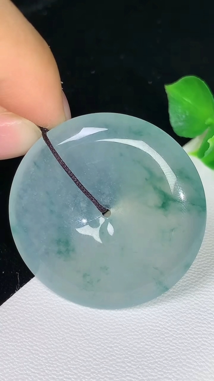 天然A货翡翠飘花平安扣吊坠，尺寸34.9-5.4，重量:13.77g
8月12日