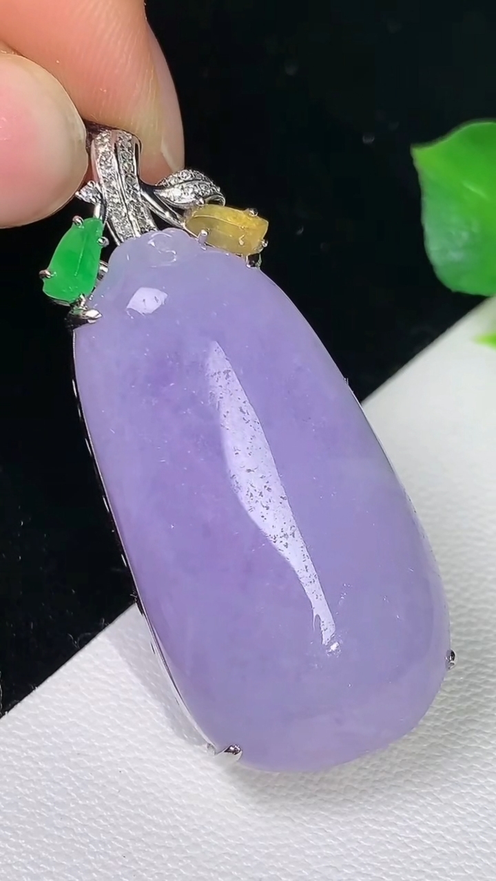 天然A货翡翠k金紫罗兰福瓜吊坠，尺寸35-18.4-11.5，重量:14.40g
8月12日
