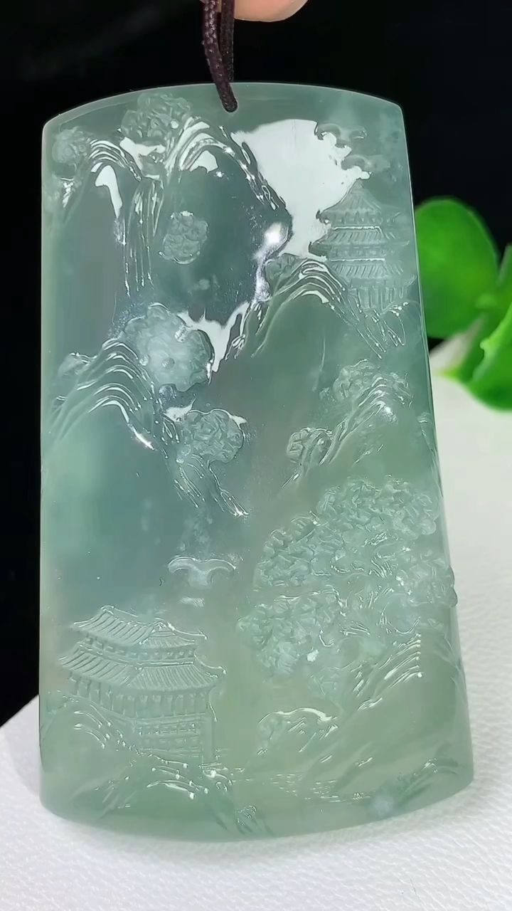 天然A货翡翠山水牌吊坠，尺寸54.7-32.3-6.5，重量:27.66g
8月12日