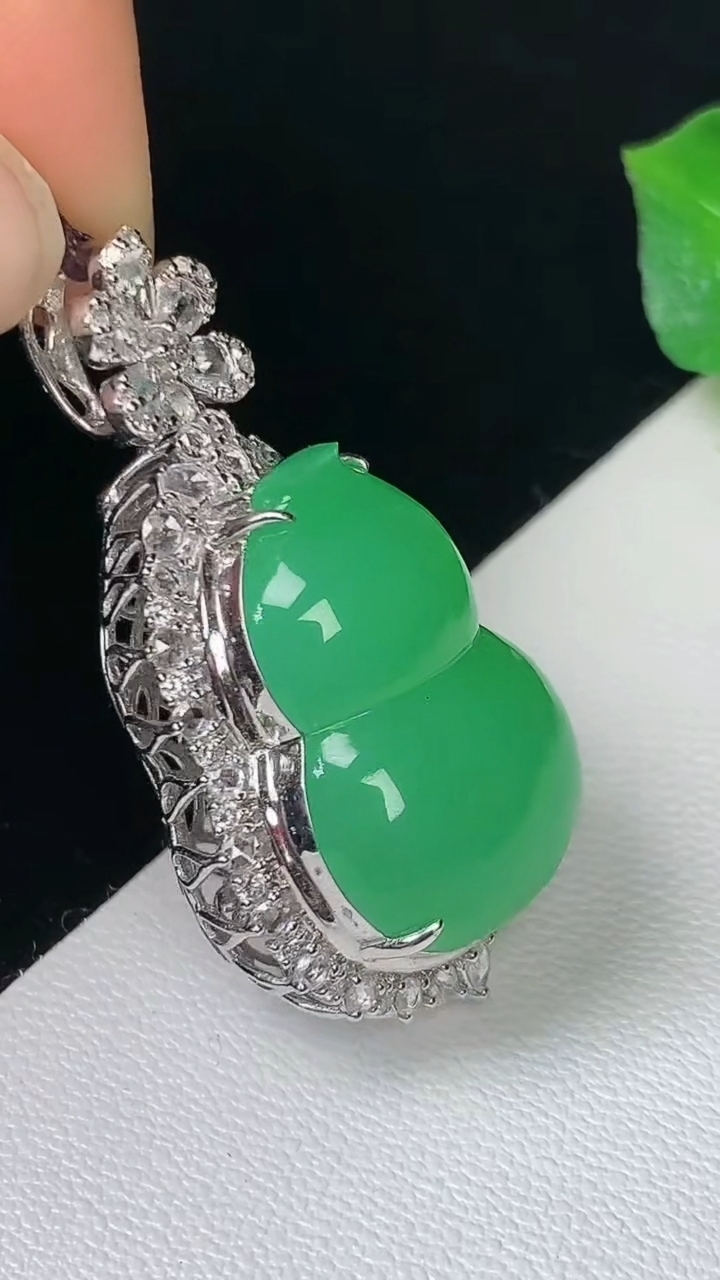 天然A货翡翠葫芦吊坠，尺寸35-19-14.2，裸石20.8-15，重量:8.80g
8月12日