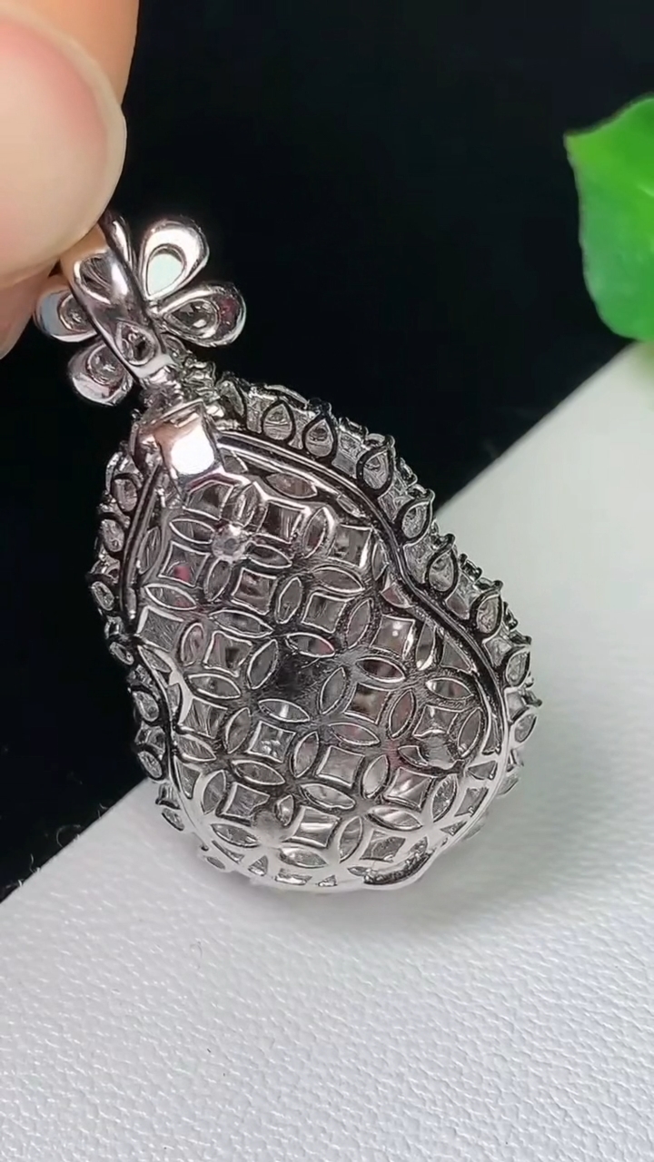 天然A货翡翠葫芦吊坠，尺寸35-19-14.2，裸石20.8-15，重量:8.80g
8月12日