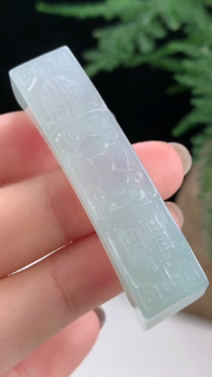 天然A货翡翠仿古无事牌手牌，尺寸55-12.5-12 重量:17.26g
8月13日