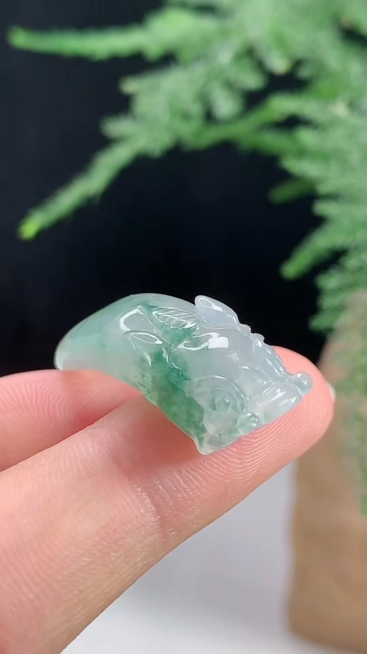 天然A货翡翠飘花龙牙吊坠，尺寸38-10-10 重量:6.22g
8月13日