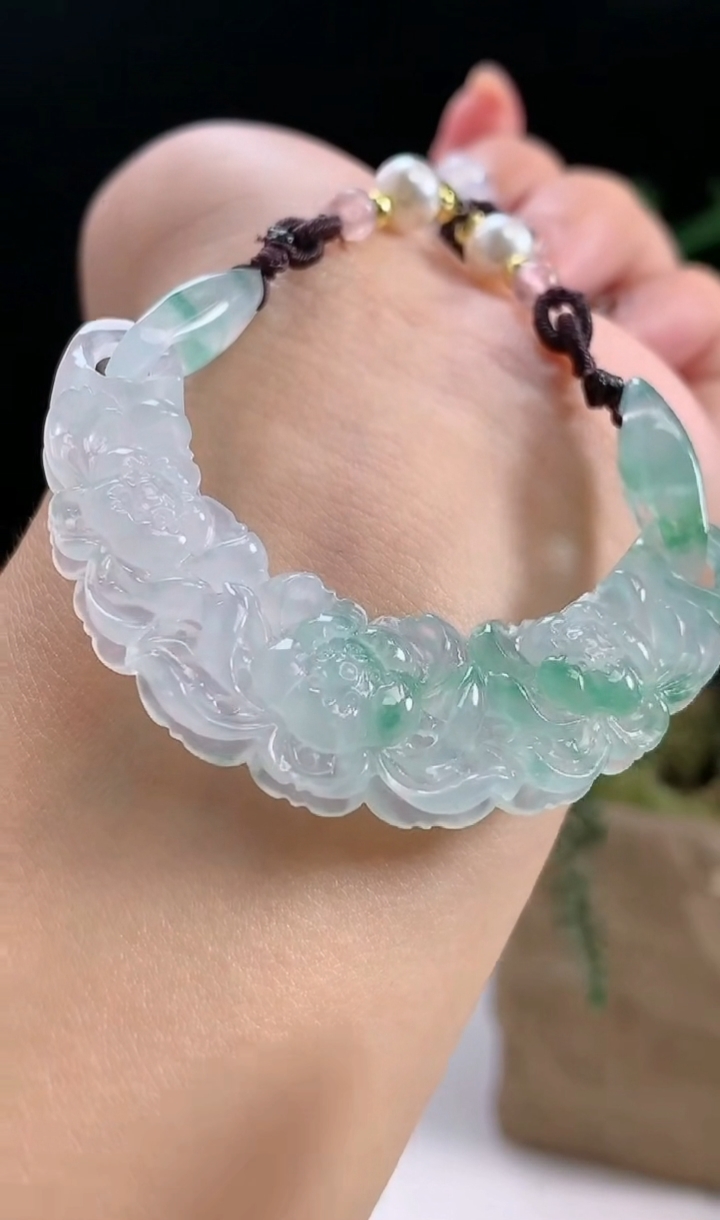 天然A货翡翠和和美美 莲花吊坠，尺寸54-15-5.5 重量:15.57g
8月13日