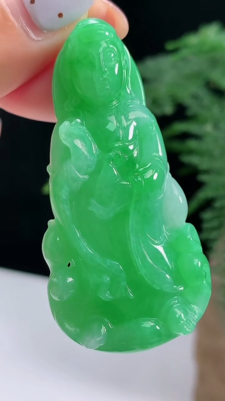 天然A货翡翠观音菩萨吊坠，尺寸56-28.5-12 重量:33.75g
8月13日