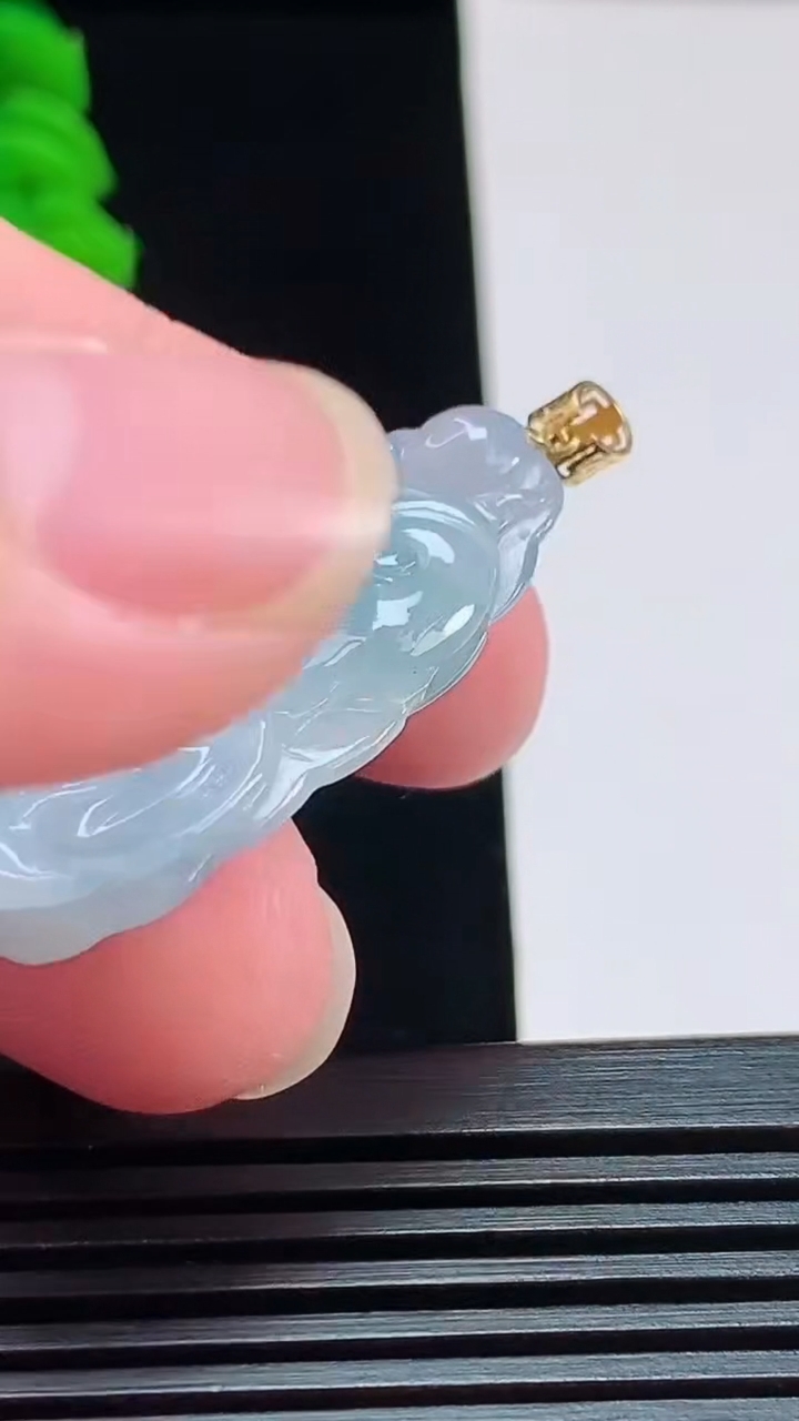 天然A货翡翠18k金紫罗兰貔貅牌吊坠，尺寸37.7-21.3-7.3 重:9.49g  h165
8月13日