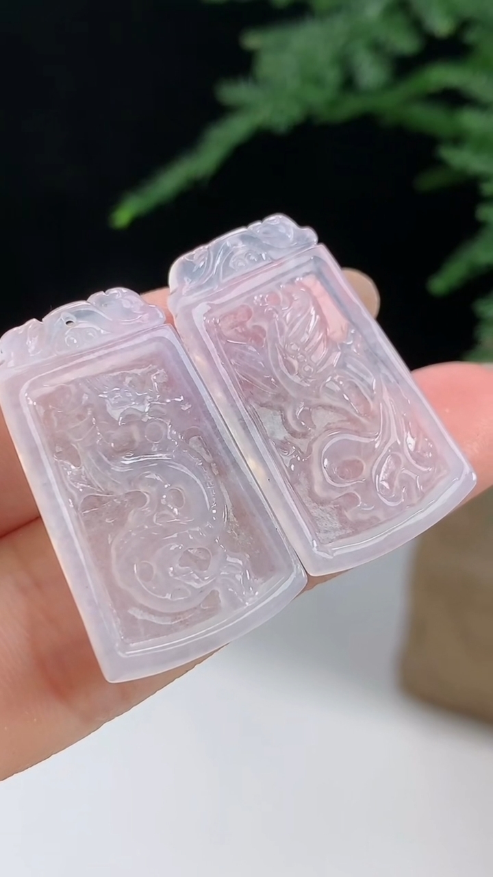 天然A货翡翠龙凤牌吊坠一对，尺寸30-17.5-2.8 重量:6.00g
8月13日