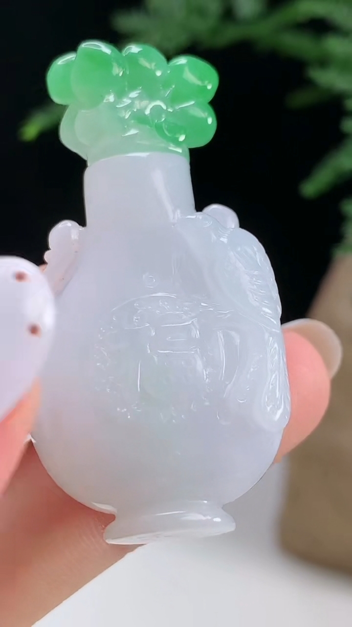 天然A货翡翠花瓶吊坠，尺寸48.5-23.6-13.2 重量:22.43g
8月13日