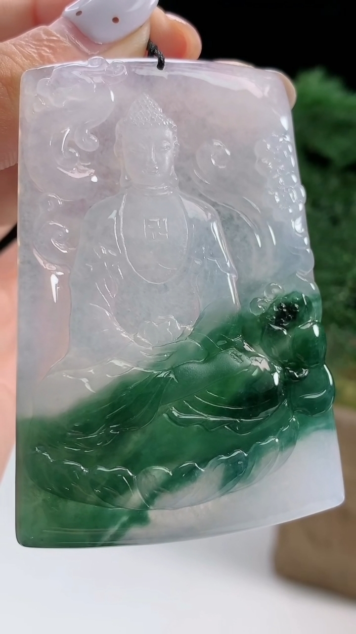 天然A货翡翠种飘花大日如来佛吊坠，尺寸64.6-45-5.2 重量:36.91g
8月13日