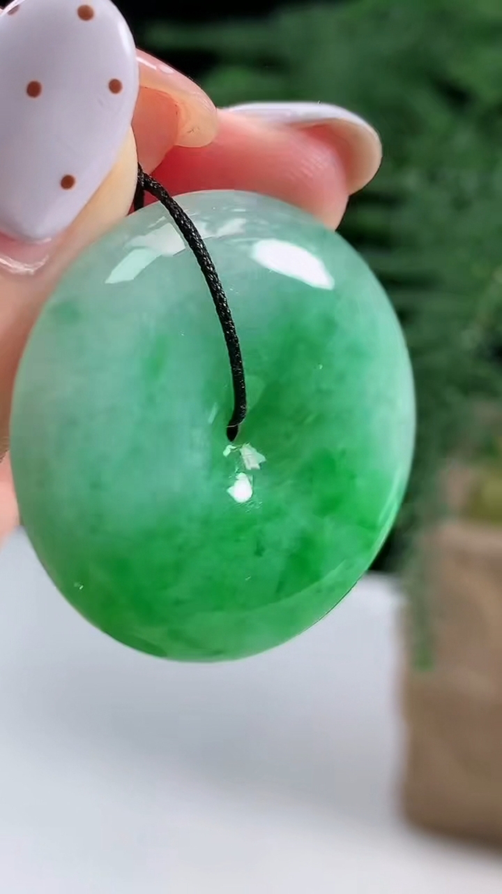 天然A货翡翠平安扣吊坠，尺寸31-5.5 重量:11.49g
8月13日
