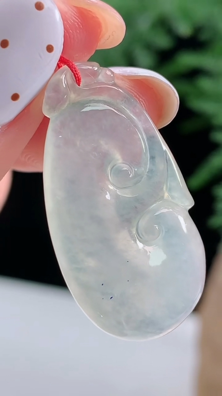 天然A货翡翠如意吊坠，尺寸31.5-16-4.2，重量:3.94g
8月13日