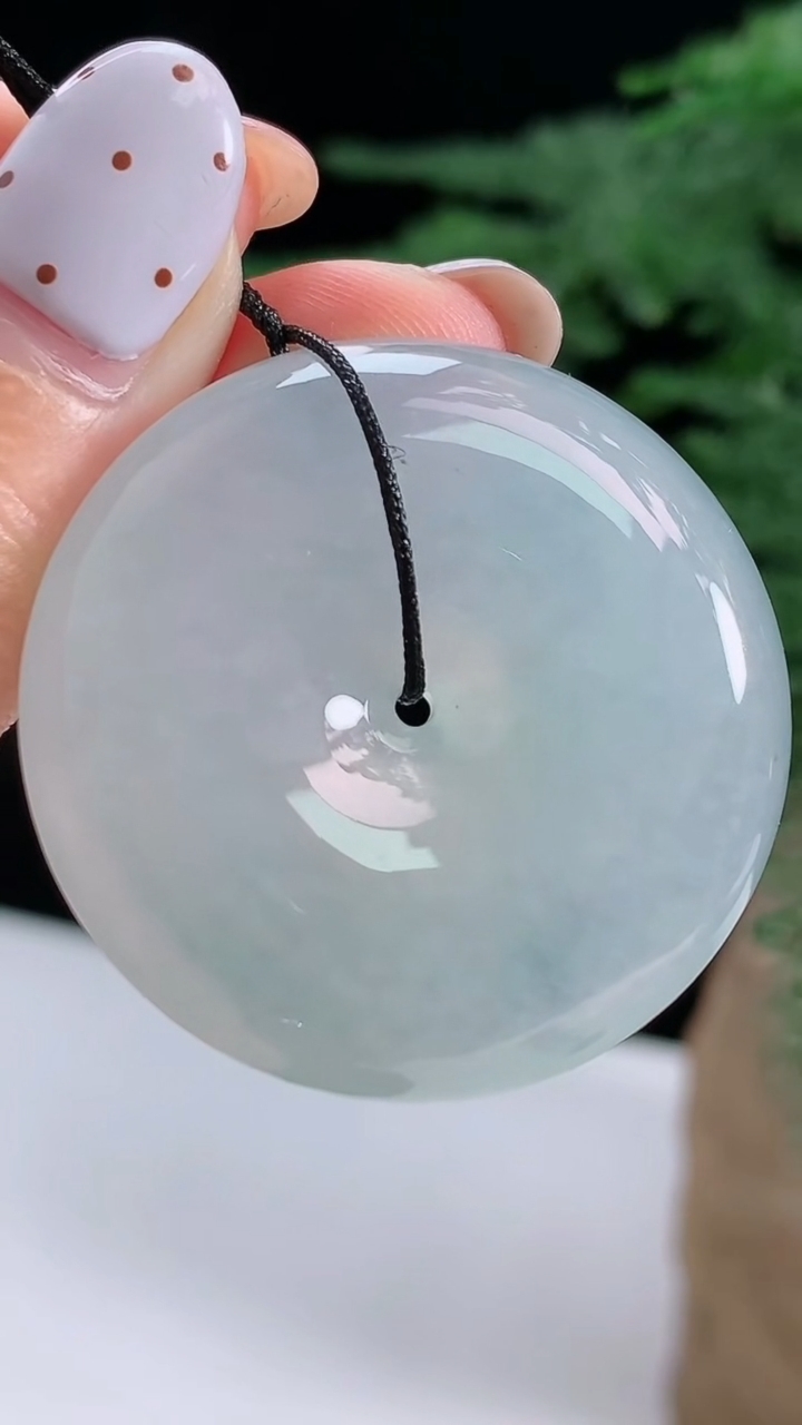 天然A货翡翠平安扣吊坠，尺寸35.5-8.5 重量:21.75g
8月13日