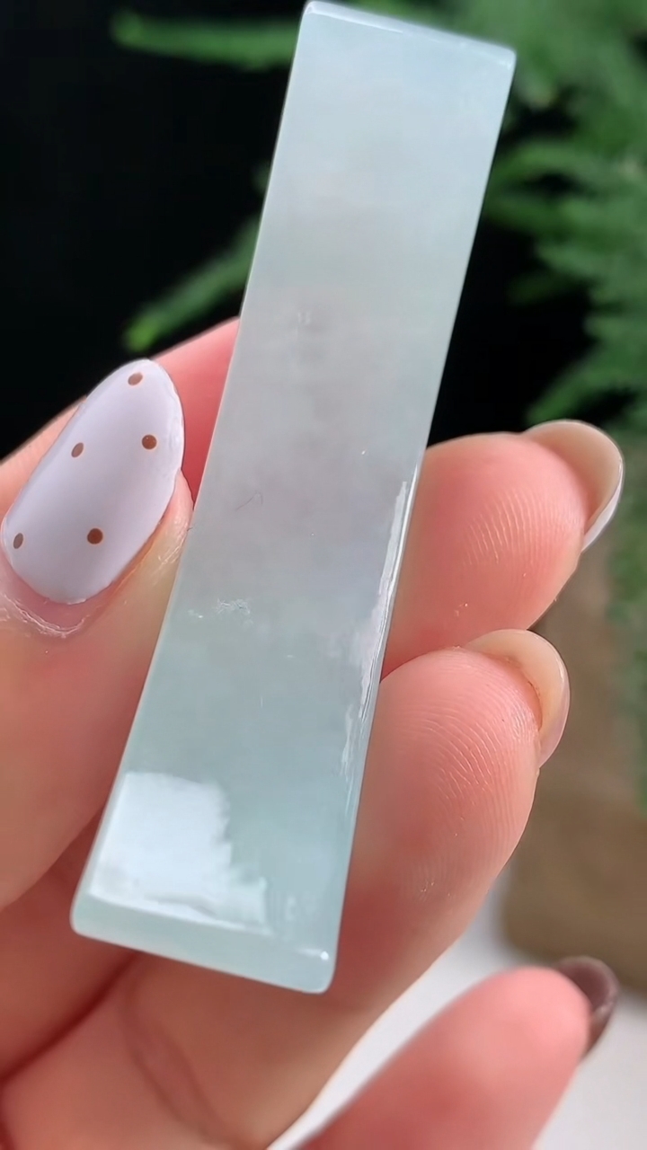 天然A货翡翠仿古无事牌手牌，尺寸55-12.5-12 重量:17.26g
8月13日