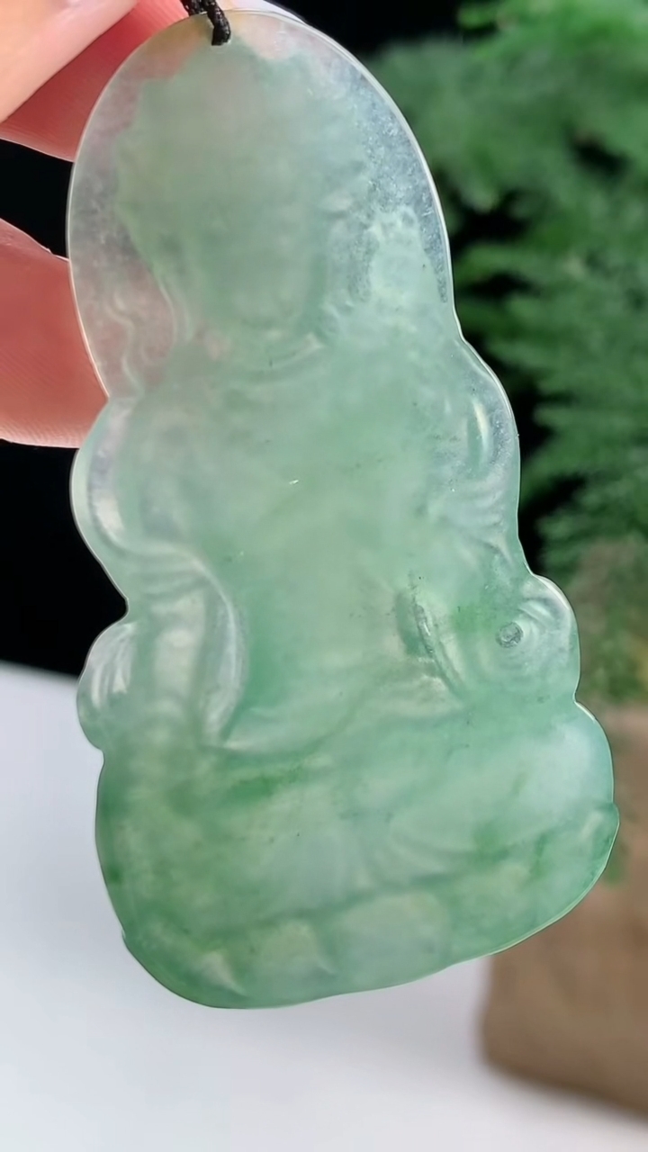 天然A货翡翠度母菩萨吊坠，尺寸57.5-31.5-5 重量:15.32g
8月13日