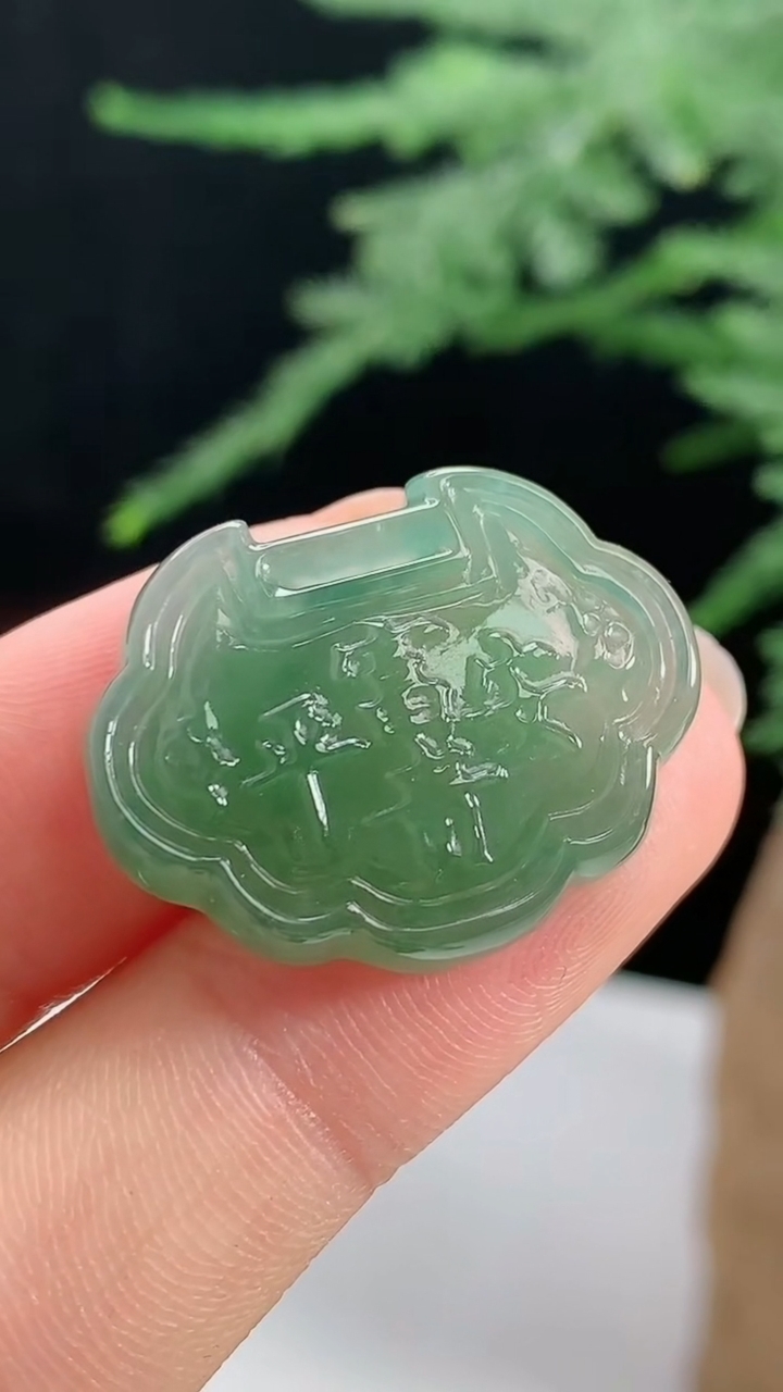 天然A货翡翠平安锁吊坠，尺寸20.5-26-5.5 重量:5.81g
8月13日