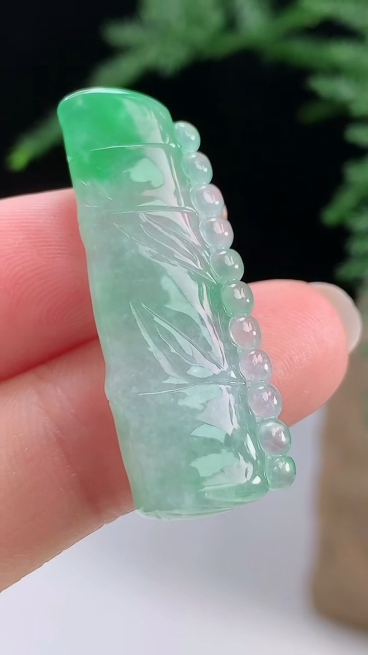 天然A货翡翠节节高升 竹节吊坠，尺寸36.5-13.4-4.5 重量:5.12g
8月13日