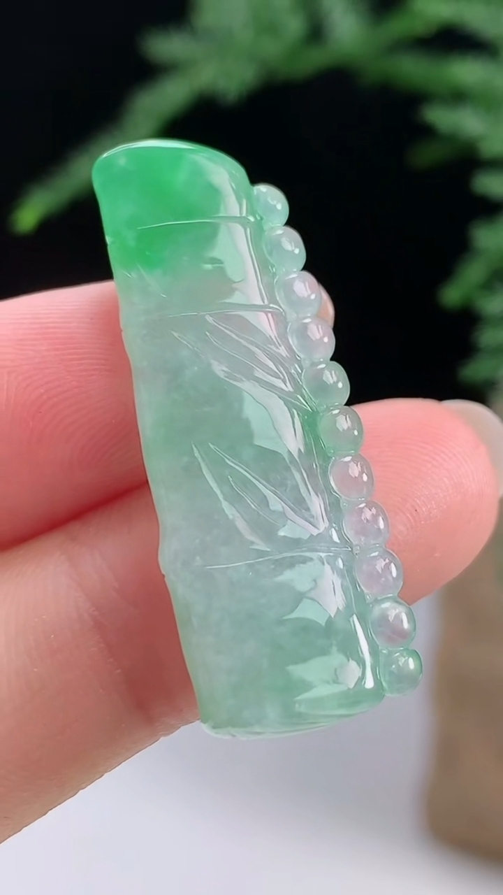 天然A货翡翠节节高升 竹节吊坠，尺寸36.5-13.4-4.5 重量:5.12g
8月13日