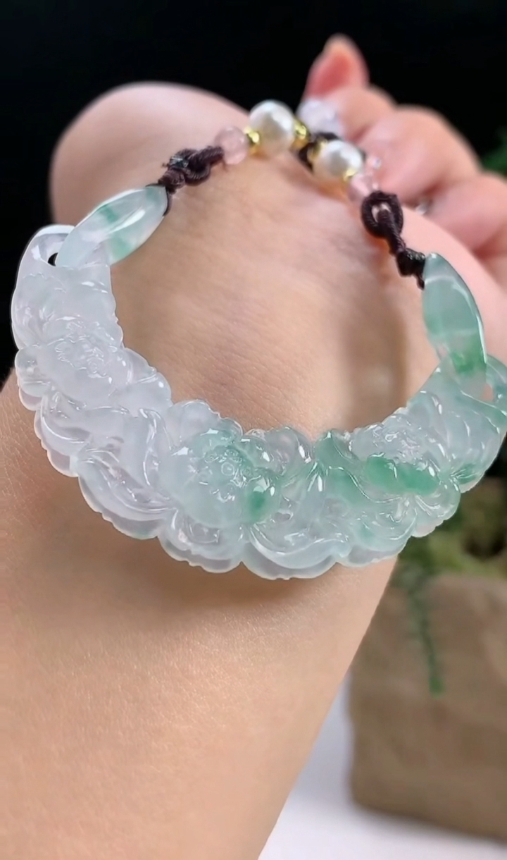 天然A货翡翠和和美美 莲花吊坠，尺寸54-15-5.5 重量:15.57g
8月13日