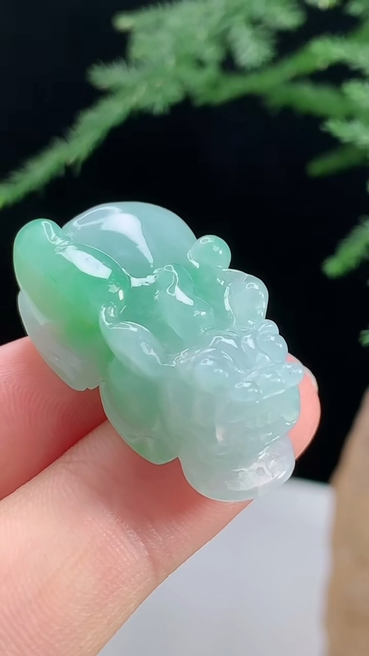 天然A货翡翠貔貅吊坠，尺寸34.5-16.5-13 重量:14.70g
8月13日