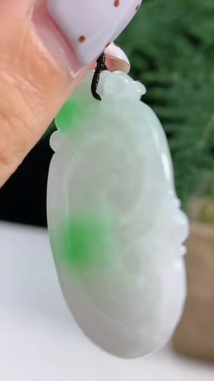 天然A货翡翠如意吊坠，尺寸41-26-6，重量:10.99g
8月13日