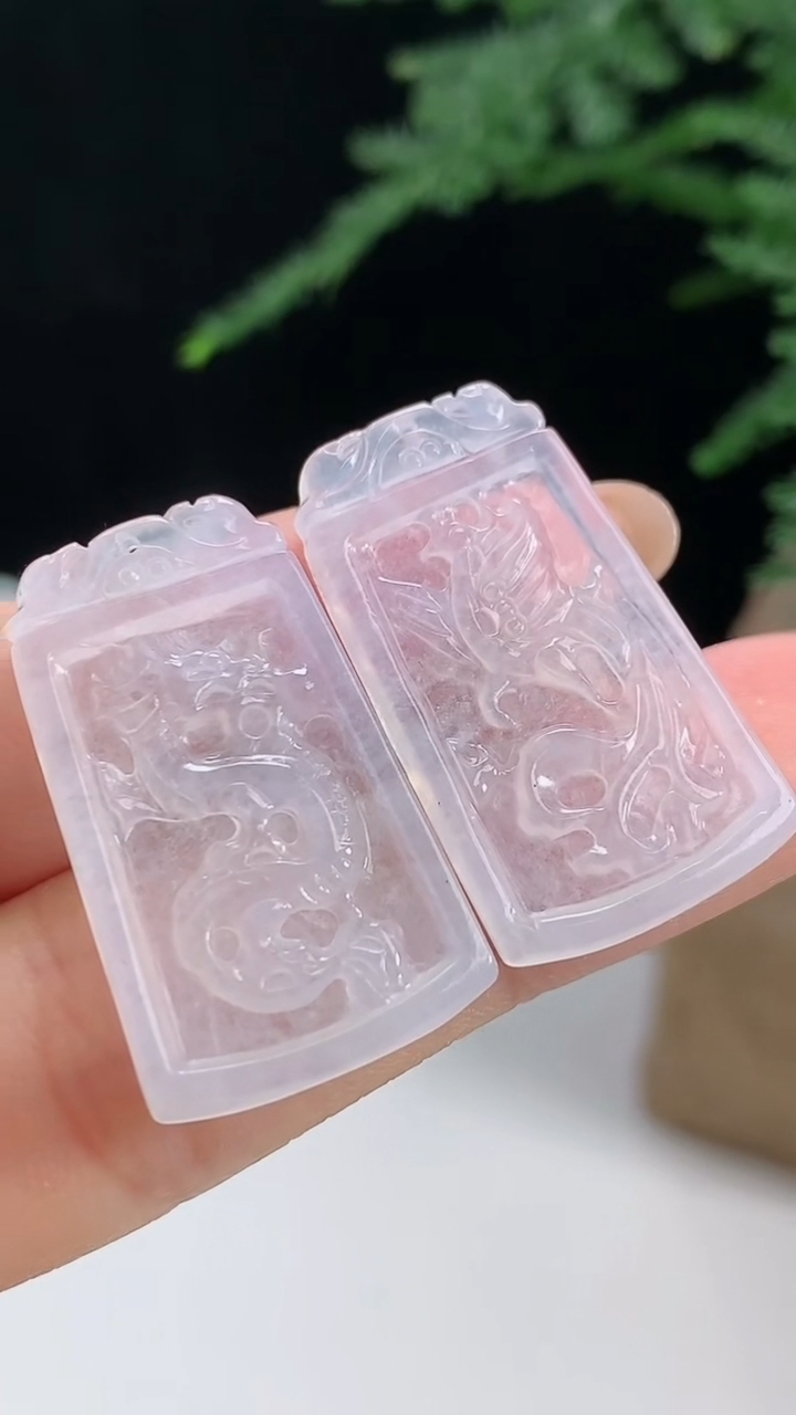 天然A货翡翠龙凤牌吊坠一对，尺寸30-17.5-2.8 重量:6.00g
8月13日