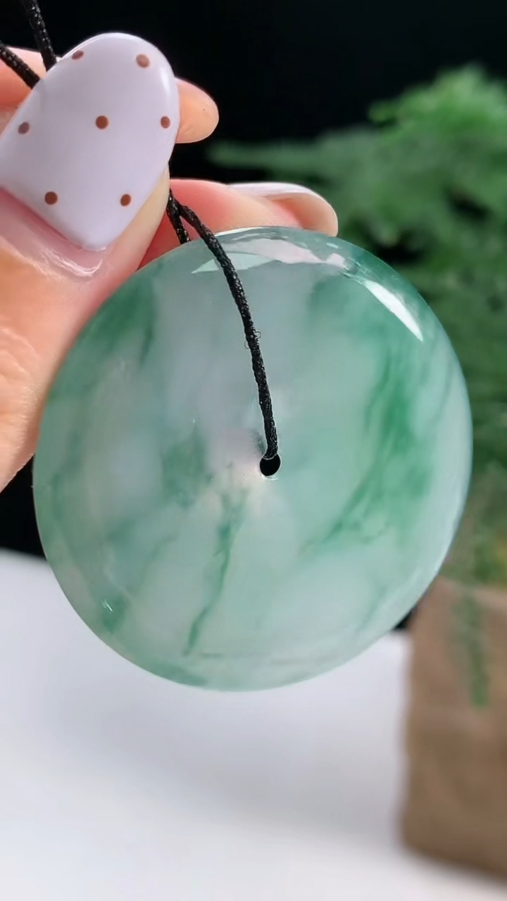 天然A货翡翠种飘花平安扣吊坠，尺寸37-5.5 重量:16.39g
8月13日