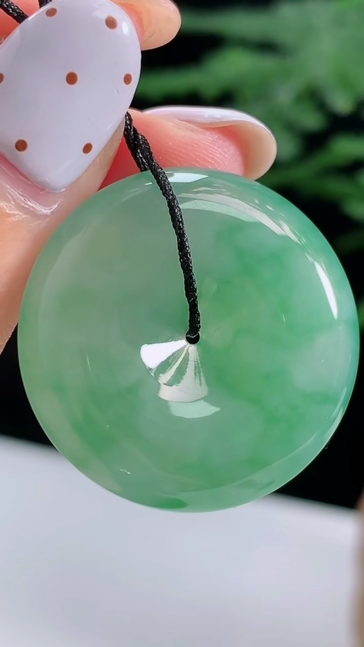 天然A货翡翠平安扣吊坠，尺寸27.6-6.8 重量:10.72g
8月13日