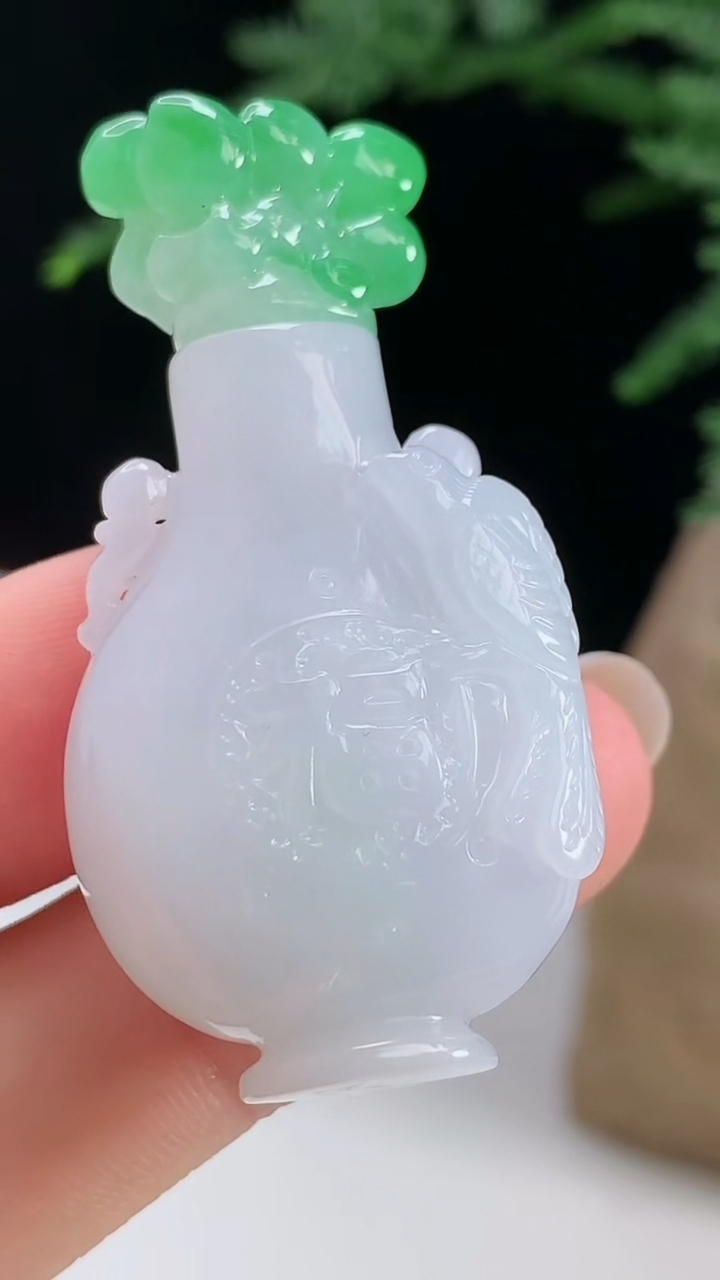 天然A货翡翠花瓶吊坠，尺寸48.5-23.6-13.2 重量:22.43g
8月13日