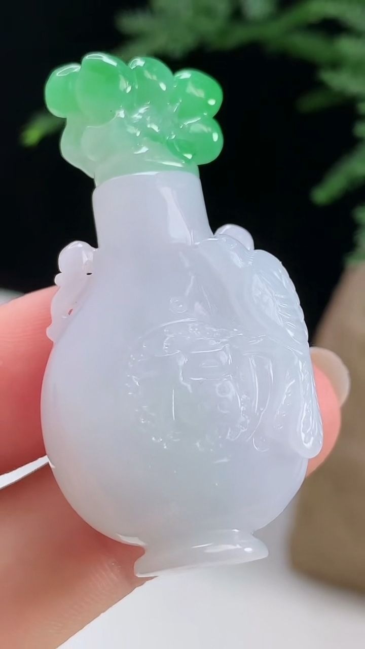 天然A货翡翠花瓶吊坠，尺寸48.5-23.6-13.2 重量:22.43g
8月13日