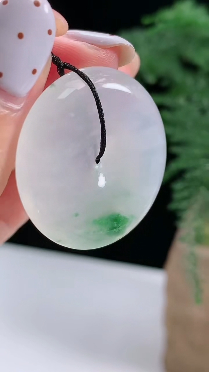 天然A货翡翠种飘花平安扣吊坠，尺寸31-5.6 重量:11.68g
8月13日