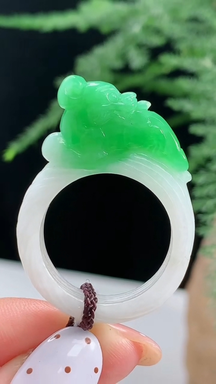 天然A货翡翠貔貅玉扳指 戒指，尺寸19-5.5-14.8，重量:6.15g2026年8月13日
工厂直销收藏佳品,种好水足，色泽均匀，有种有色，上手高大气！