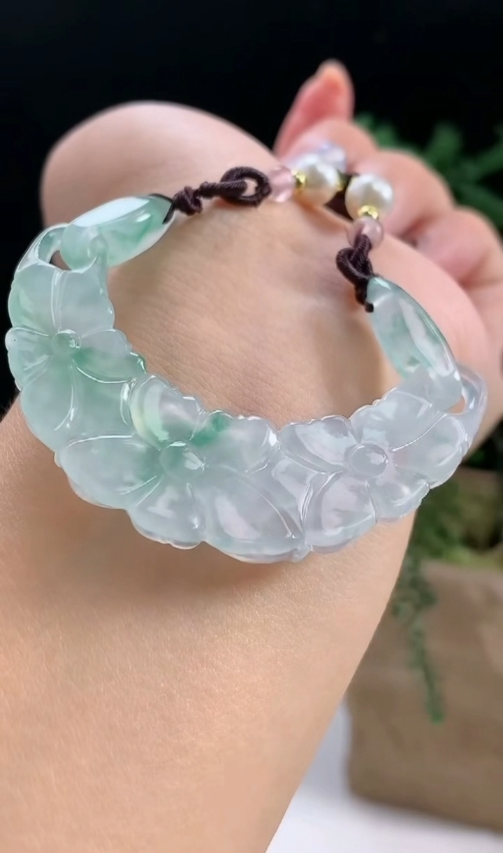 天然A货翡翠和和美美 莲花吊坠，尺寸54-15-5.5 重量:15.57g
8月13日
