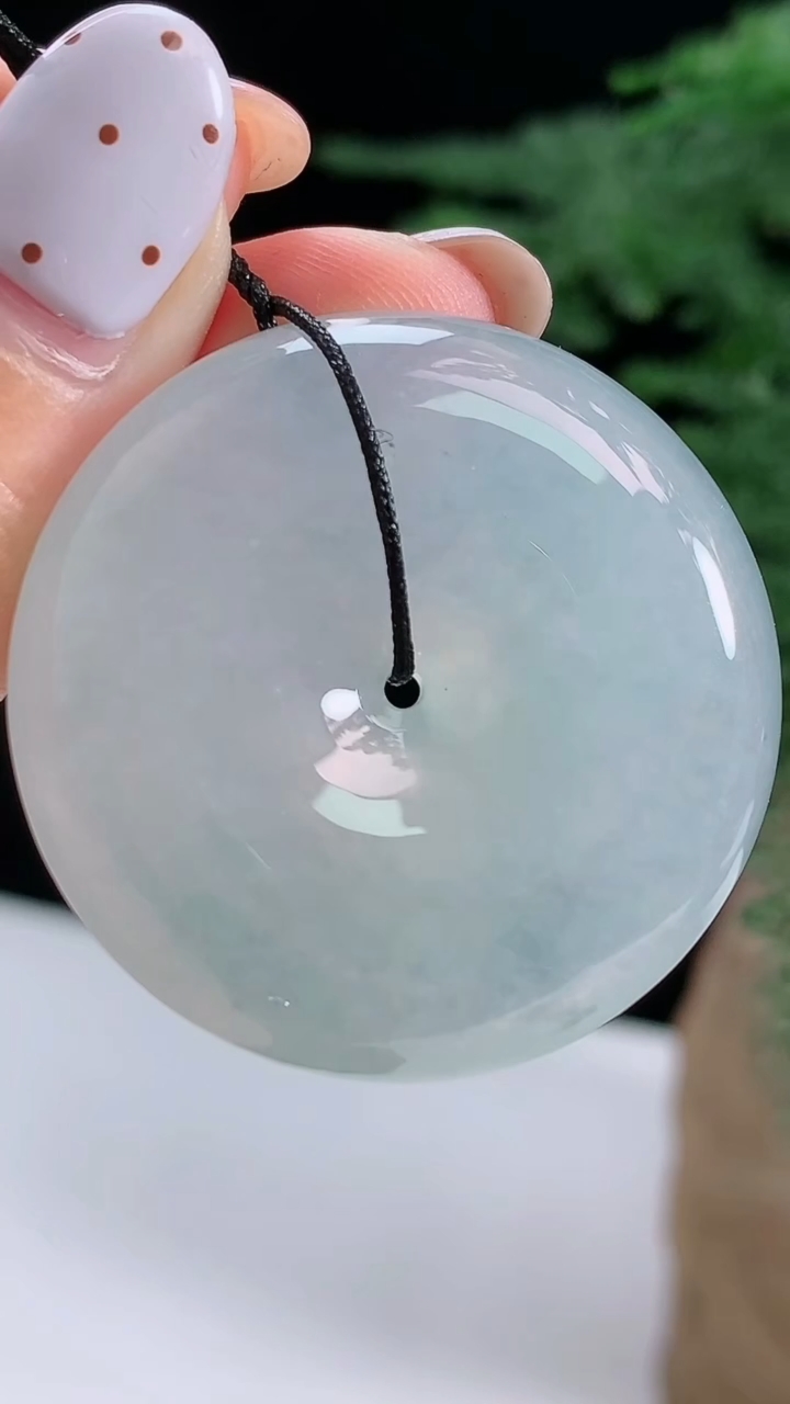 天然A货翡翠平安扣吊坠，尺寸35.5-8.5 重量:21.75g
8月13日
