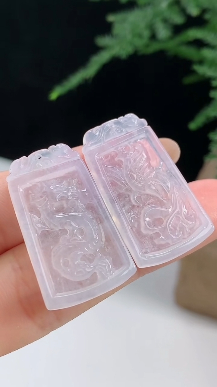 天然A货翡翠龙凤牌吊坠一对，尺寸30-17.5-2.8 重量:6.00g
8月13日