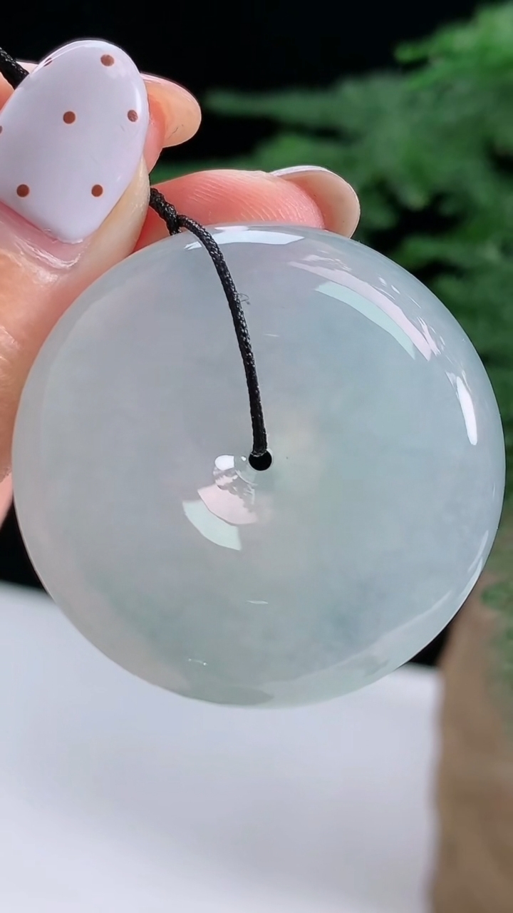 天然A货翡翠平安扣吊坠，尺寸35.5-8.5 重量:21.75g
8月13日