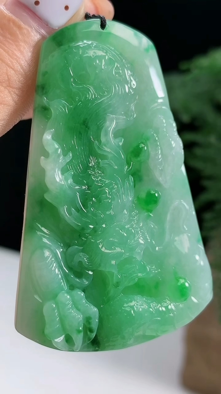 天然A货翡翠龙牌吊坠，尺寸58.2-38-8 重量:30.18g
8月13日