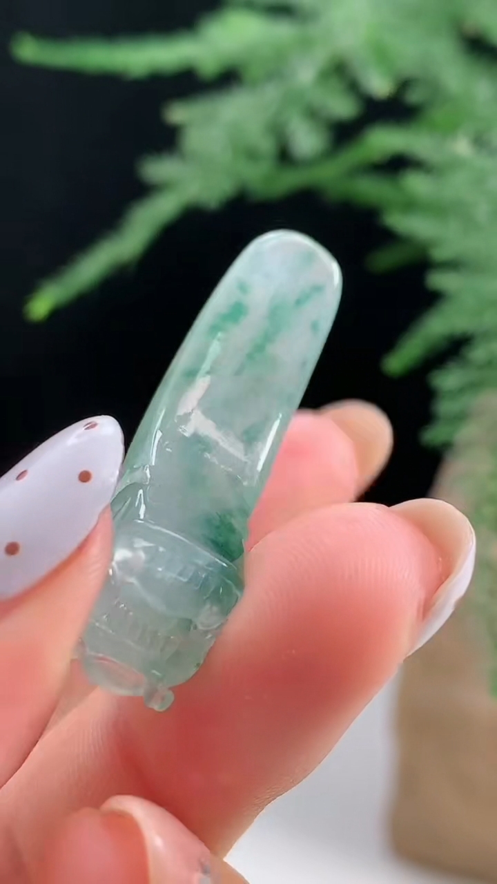 天然A货翡翠飘花龙牙吊坠，尺寸38-10-10 重量:6.22g
8月13日