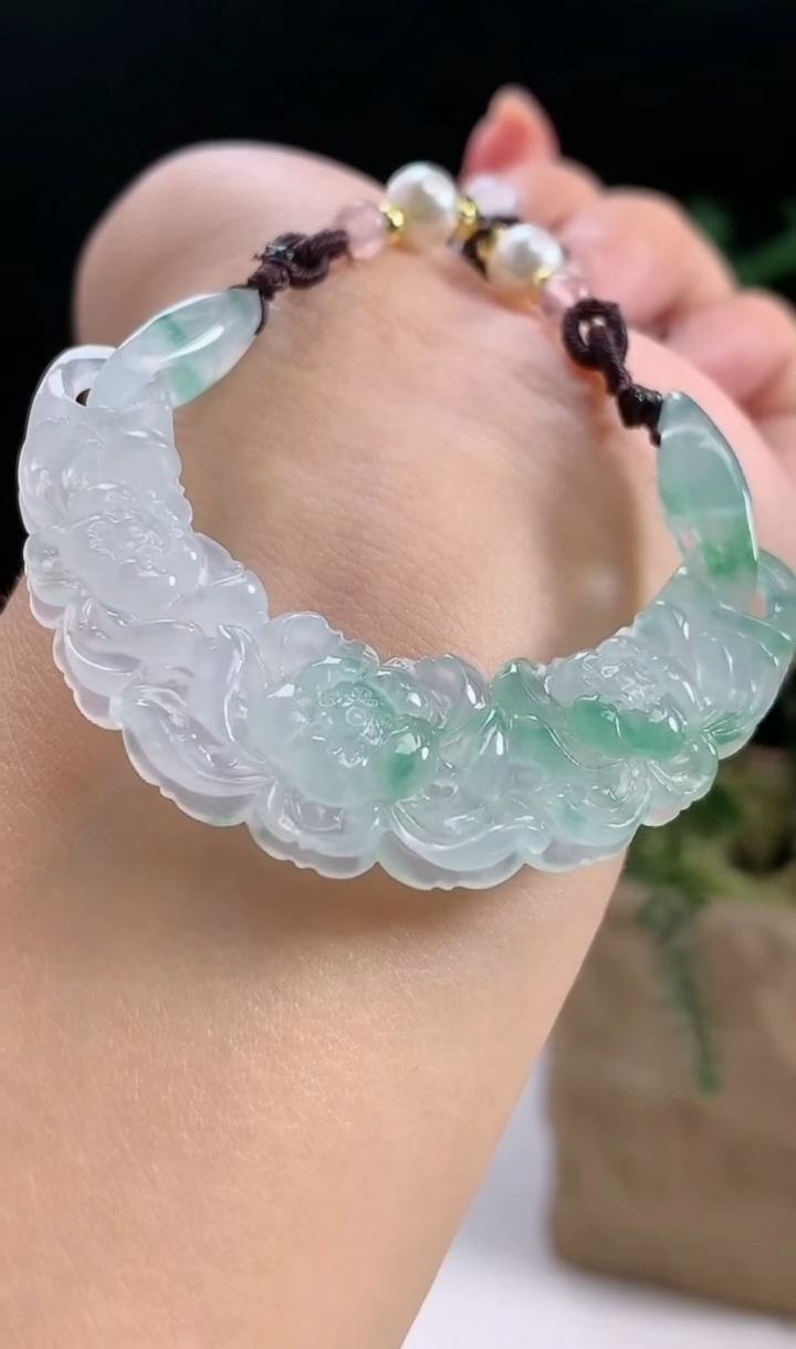 天然A货翡翠和和美美 莲花吊坠，尺寸54-15-5.5 重量:15.57g
8月13日