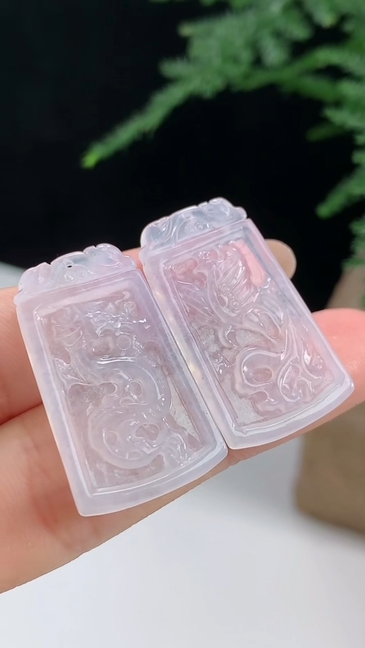 天然A货翡翠龙凤牌吊坠一对，尺寸30-17.5-2.8 重量:6.00g
8月13日