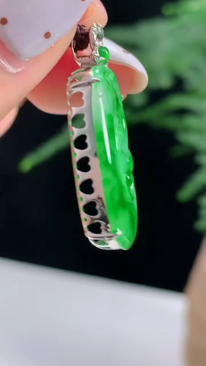 天然A货翡翠如意吊坠，尺寸29.6-15-5，裸石23.5-15 重量:2.05g
8月13日