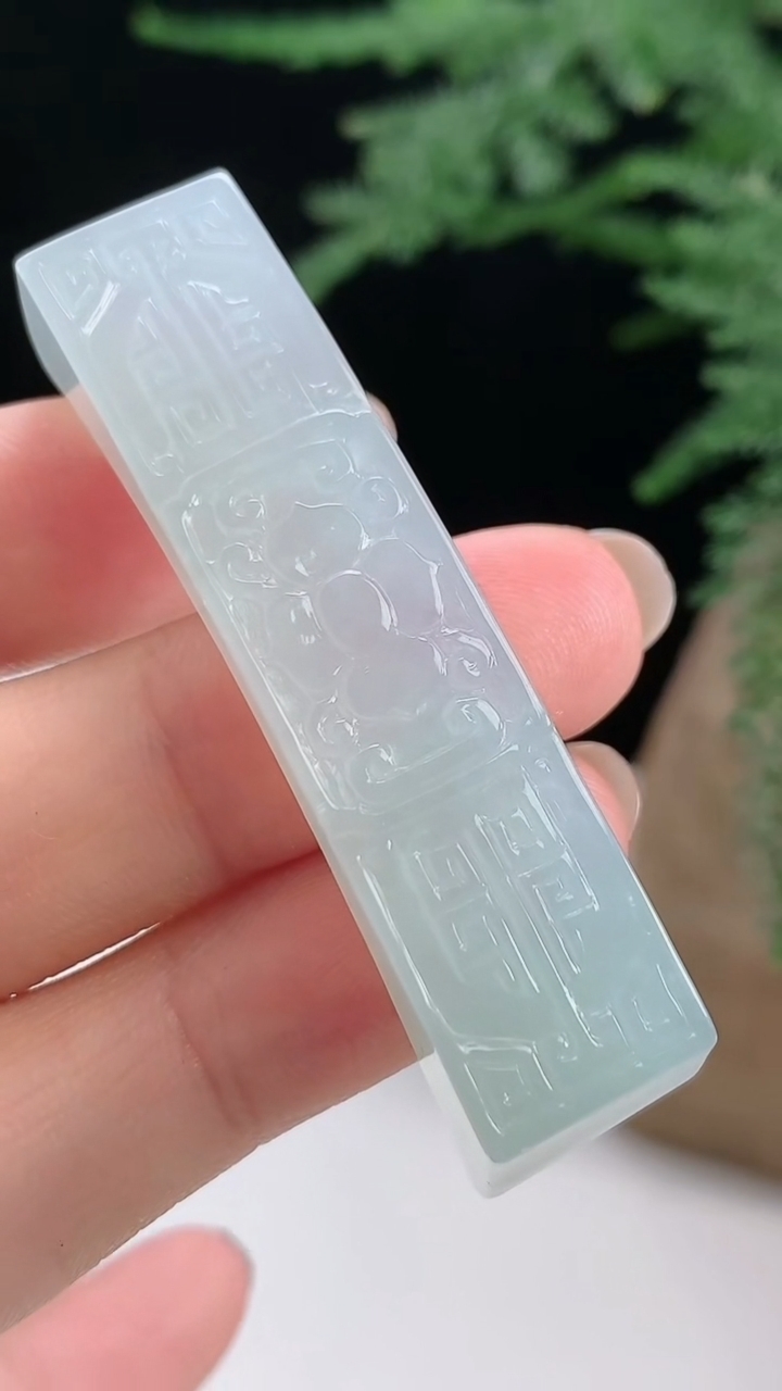 天然A货翡翠仿古无事牌手牌，尺寸55-12.5-12 重量:17.26g
8月13日