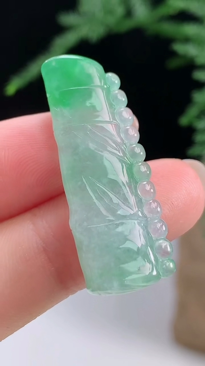 天然A货翡翠节节高升 竹节吊坠，尺寸36.5-13.4-4.5 重量:5.12g
8月13日
