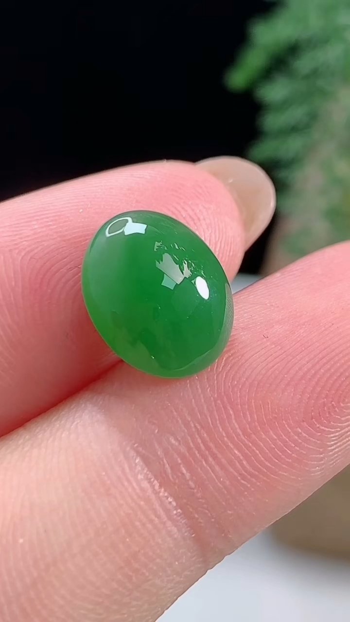 天然A货翡翠蛋面镶嵌件，尺寸11-9-4.2，重量:0.78g
8月13日