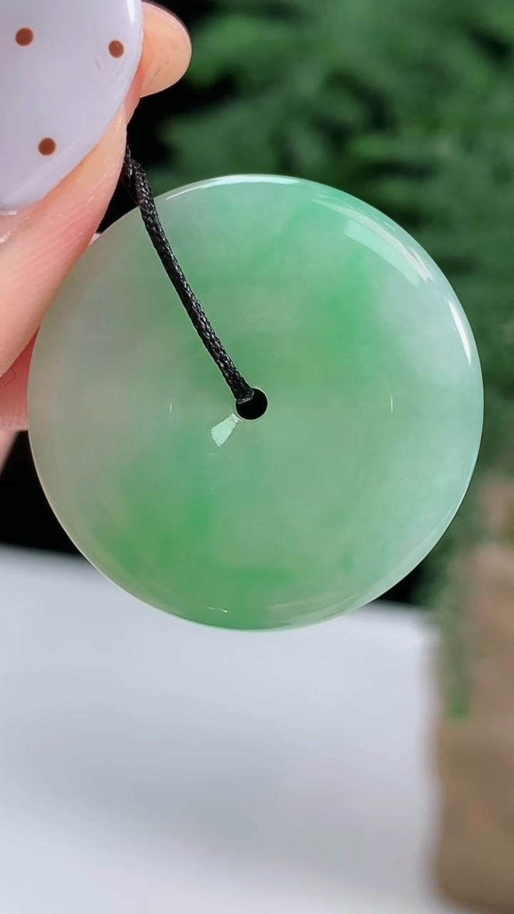 天然A货翡翠平安扣吊坠，尺寸25-4.2，重量:5.83g
8月13日