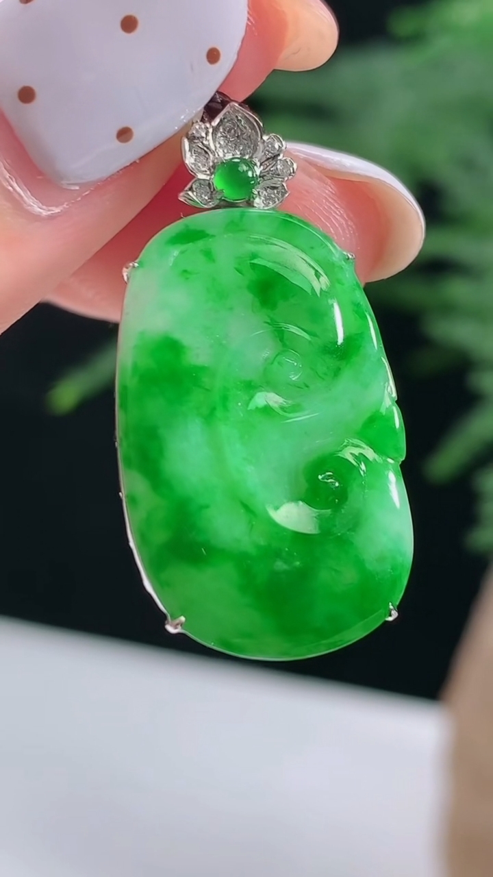 天然A货翡翠如意吊坠，尺寸29.6-15-5，裸石23.5-15 重量:2.05g
8月13日