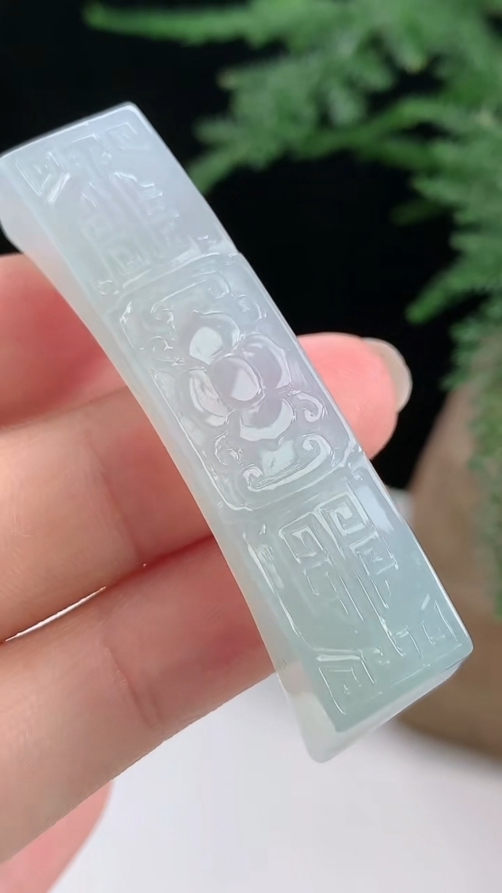 天然A货翡翠仿古无事牌手牌，尺寸55-12.5-12 重量:17.26g
8月13日