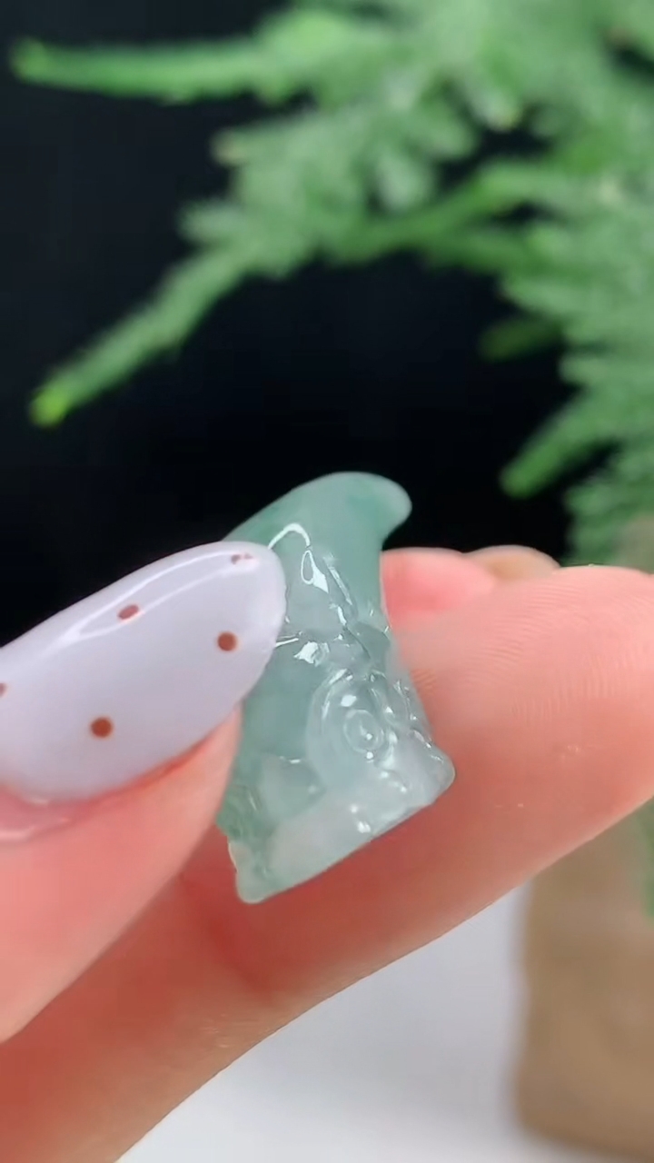 天然A货翡翠飘花龙牙吊坠，尺寸38-10-10 重量:6.22g
8月13日