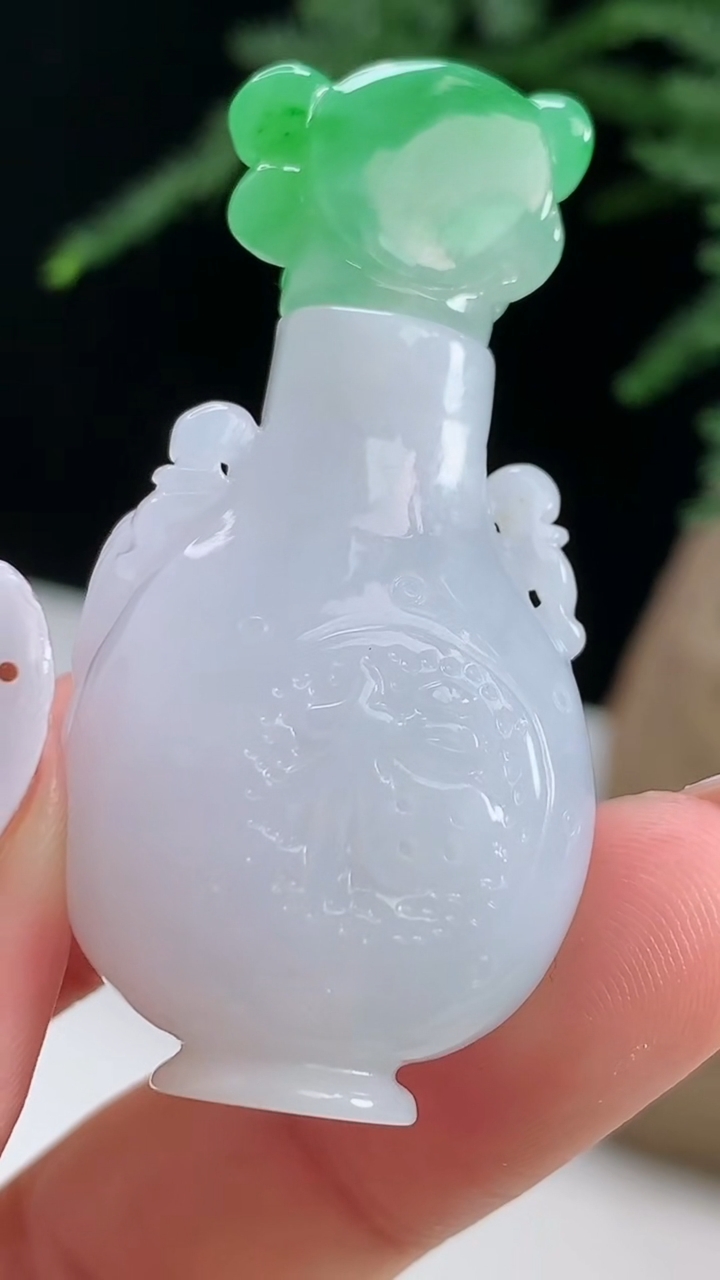天然A货翡翠花瓶吊坠，尺寸48.5-23.6-13.2 重量:22.43g
8月13日