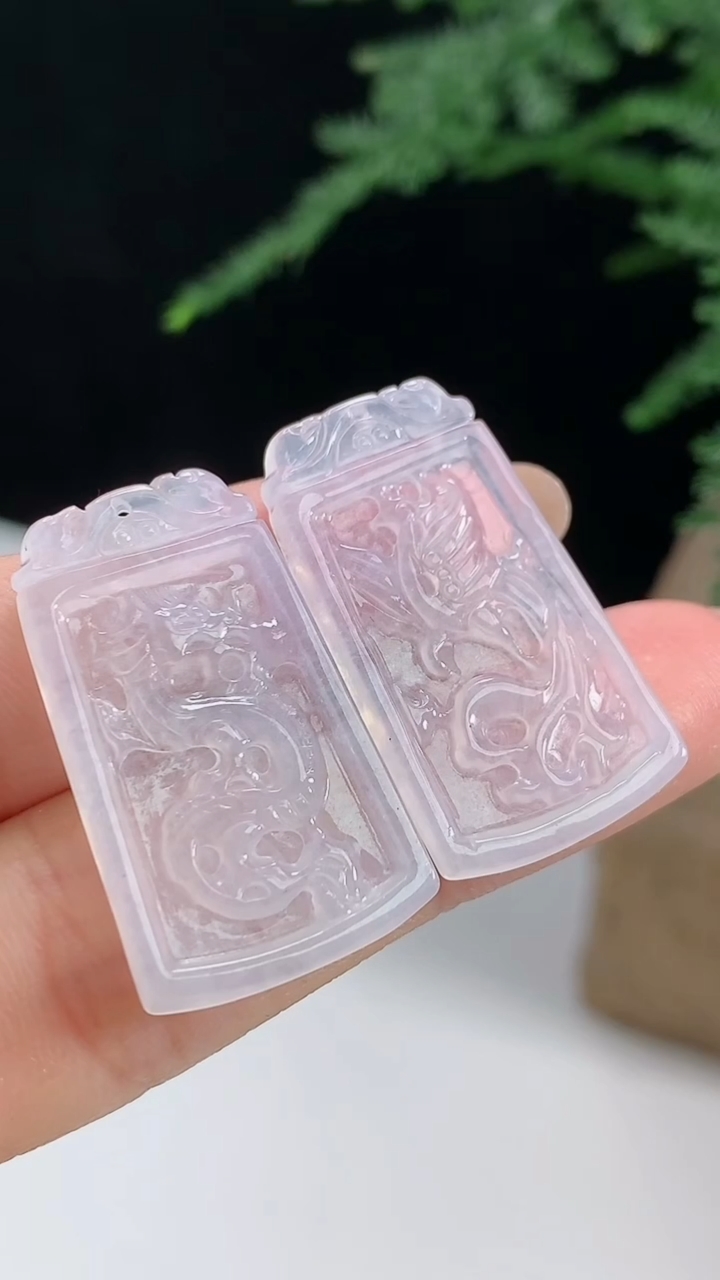 天然A货翡翠龙凤牌吊坠一对，尺寸30-17.5-2.8 重量:6.00g
8月13日